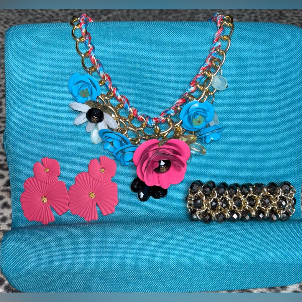 3 Pc Costume Necklace Earrings Bracelet 30$